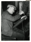 1968-1736 Tabaksverwerker. Fabricage van snuiftabak: het fisseleren van een karot in de werkplaats van de firma H.J. ...
