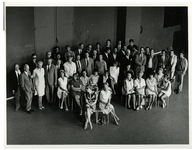 1968-1868 Een groepsfoto van het tableau de la troupe van het Nieuw Rotterdams Toneel.