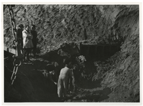 1968-672 In de bouwput voor de metrotunnel van Blaak bij Gerzon zijn archeologische vondsten gedaan.