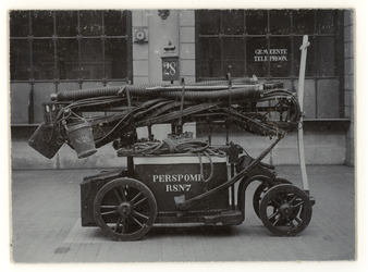 1969-1575 Een brandbluswagen met handbrandspuit van de Rotterdamsche Vrijwillige Brandweer in dienst gesteld in 1902.