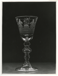 1969-1605 Een glazen bokaal van het Wijnkopersgilde uit het midden van de achttiende eeuw. Opschrift achterzijde: Het ...