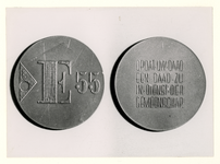 1969-1610 Het Dagelijks Bestuur van de tentoonstelling E'55 en de organisatoren ontvangen een penning van de ...
