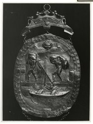 1971-1114 Een zilveren schild van het Zakkendragersgilde uit het midden van de zeventiende eeuw (1634). In het ...