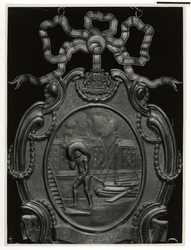 1971-1115 Een zilveren begrafenisschild van het Zakkendragersgilde uit het eind van de achttiende eeuw (1782). In het ...