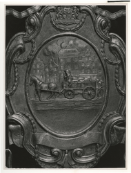 1971-1120 Een zilveren begrafenisschild van het Zakkendragersgilde uit het eind van de achttiende eeuw (1782). In het ...