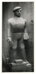 1971-2044 Een beeldhouwwerk van een arbeider.