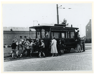 1972-10184a Een groep kinderen bekijkt een oude tramwagon van de Rotterdamsche Electrische Tram (RET).