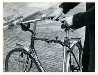 1972-13767 Een opvouwbare fiets.