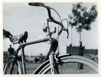 1972-13770 Een houten fiets.