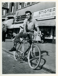 1972-13771 Een man op zijn houten fiets.