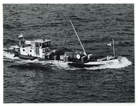 1972-1931 Een Shell oliebevoorradingsschip voor binnenvaartschepen op de Nieuwe Maas.