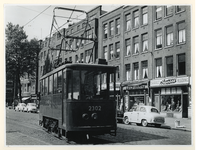 1972-26092a Een tram van de Rotterdamsche Electrische Tram (RET) op de Prins Hendrikkade.