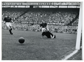 1972-3095 Een schot gaat naast tijdens de voetbalwedstrijd tussen Feyenoord Rotterdam en ADO den Haag in De Kuip.