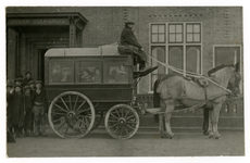 1972-66 De stadsomnibus getrokken door paarden voor het Zuider Volkshuis op de Brink in Tuindorp Vreewijk. Onderhield ...