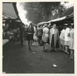 1973-1778 Politie op de weekmarkt. Vrouwelijke agent surveilleert op de centrummarkt op de Binnerotte.