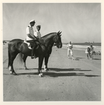 1973-1781 Strandpolitie te paard. Op de achtergrond de Maasmond.