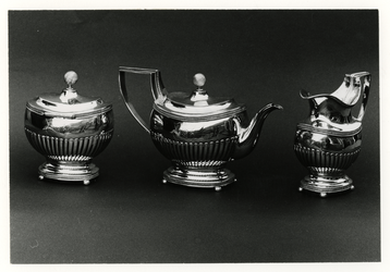 1973-2 Een zilveren theeservies van ingenieur Abraham Caland, de vader van Pieter Caland, ontwerper van de Nieuwe ...