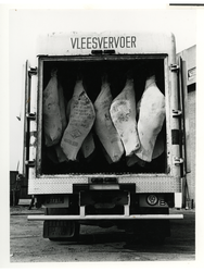 1974-1960 Het laden en lossen van vleeswaren.