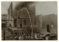 1974-3137 Bluswerkzaamheden bij een brand bij het kantoor of de fabriek van Iman J. v. der Have, handel, in guano & ...