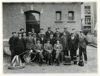 1975-11 Een groep personeelsleden van de Drinkwaterleiding Rotterdam (DWL) met attributen, zoals een standpijp ...