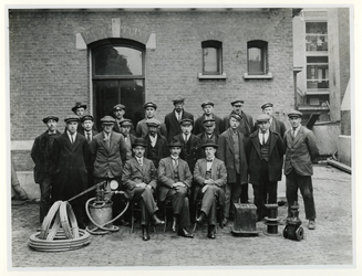 1975-11 Een groep personeelsleden van de Drinkwaterleiding Rotterdam (DWL) met attributen, zoals een standpijp ...