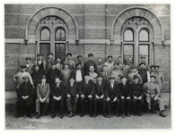 1975-12 Een groep personeelsleden van de machinedienst van de Drinkwaterleiding Rotterdam (DWL) opgesteld voor de ...