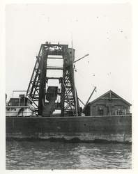 1975-235 Een stortkraan voor het bunkeren van kolen door zeeschepen bij de Kolentip op het 2e Katendrechtse Hoofd, ...