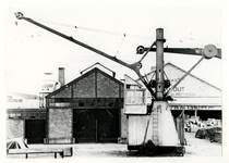 1975-238 Een in hoogte afstelbare kraan voor het laden en lossen van schepen.