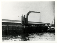 1975-239 Een draaiende kraan op de kade voor het laden en lossen van schepen.