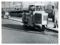 1975-322 Een nieuwe opneemmachine van de ROTEB (Reiniging, Ontsmetting, Transport en Bedrijfswerkplaatsen).