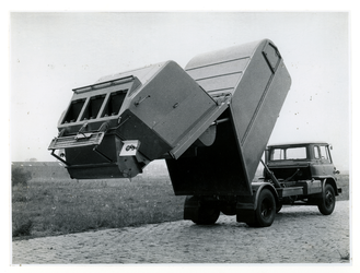 1975-323 Vuilniswagen in geheel geopende toestand van de ROTEB (Reiniging, Ontsmetting, Transport en Bedrijfswerkplaatsen).