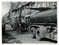 1975-329 Het reinigen van putten door de ROTEB (Reiniging, Ontsmetting, Transport en Brandweer) met behulp van doortreklier.