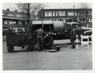 1975-332 Het reinigen van putten door de ROTEB (Reiniging, Ontsmetting, Transport en Brandweer) met behulp van doortreklier.