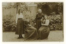 1975-364 Een groepsfoto van onderwijzeressen, met (rechts, staand) A.C. van Loon.