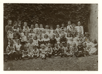 1975-377 Een klassenfoto met leerlingen en onderwijzeressen met links (zittend) mevrouw B. van Loon-Vuyk.