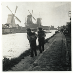 1975-386a Twee jagers trekken een vrachtboot langs het jaagpad aan de Rotterdamse Schie. Op de achtergrond de ...