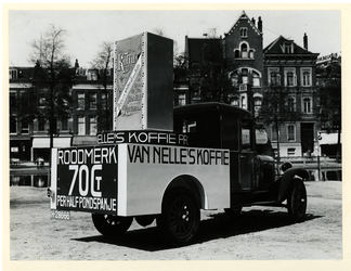 1976-10-965 Auto met reclame voor koffie van de Wed. J. van Nelle geparkeerd op het terrein tussen de Gedempte Vest en ...