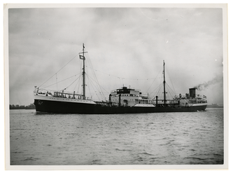 1976-13334 Het schip MS Clea van de NV Petroleum Maatschappij varend op de Nieuwe Maas.