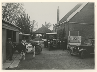 1976-14322 Auto's van de fabriek Morris uit Delft op een boerderij in de omgeving van Delft.