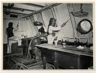 1976-14364 Schilders met zuurstofmaskers aan het werk op een zeeschip.