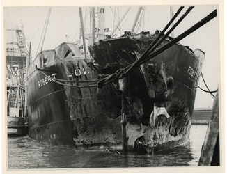 1976-14372 De beschadigde boeg van het schip Robert... .