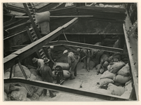 1976-14493 Bootwerkers aan het werk in het ruim van een binnenvaartschip.