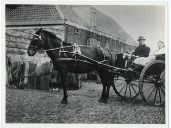 1976-1785 Dierenarts Van Velzen in een rijtuig bij een boerderij aan de Beukelsdijk.