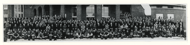 1976-263 Een groepsfoto van de leerlingen en leraren van het Erasmiaans Gymnasium voor het gebouw aan de Wytemaweg.
