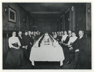1976-333 De familie Broekhans aan tafel voor een uitgebreid diner. Links (van voor naar achteren): M.E. ...