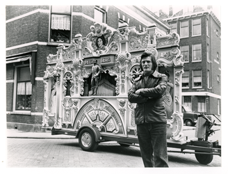 1976-733 De fabrikant Jan Roos bij zijn philo-orgel.