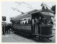 1977-1405 Veel belangstelling voor een rit met een historische tram (nr. 11) op het Proveniersplein.