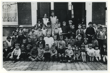 1977-1509 Groep kinderen en volwassenen in de Eleonorastraat voor de huisdeuren van nummer 55.