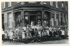 1977-1525 Groepsfoto in de Tollensstraat. Groep kinderen voor een kruidenierswinkel op de hoek van de Tollensstraat en ...