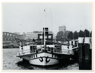1977-1866 De radarboot Kapitein Kok aan de Maasboulevard ter hoogte van het Havenziekenhuis (uit het oosten).